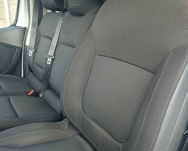 Белый Рено Трафик, объемом двигателя 2 л и пробегом 185 тыс. км за 17300 $, фото 43 на Automoto.ua