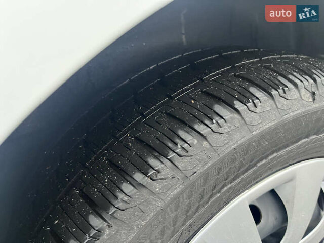 Белый Рено Трафик, объемом двигателя 2 л и пробегом 166 тыс. км за 16890 $, фото 35 на Automoto.ua