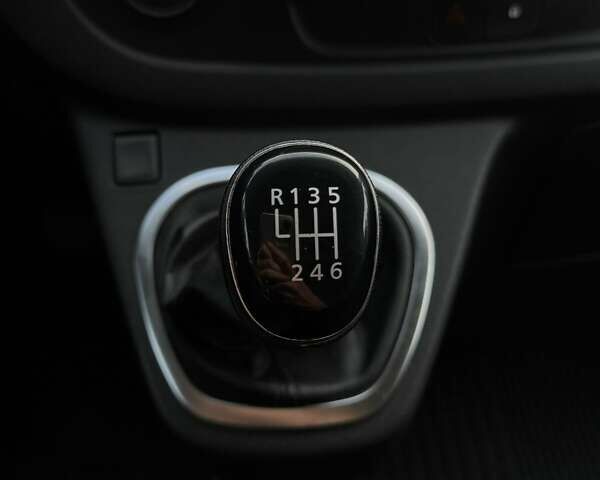 Белый Рено Трафик, объемом двигателя 1.6 л и пробегом 206 тыс. км за 16700 $, фото 44 на Automoto.ua