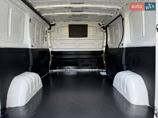 Белый Рено Трафик, объемом двигателя 2 л и пробегом 185 тыс. км за 16250 $, фото 24 на Automoto.ua