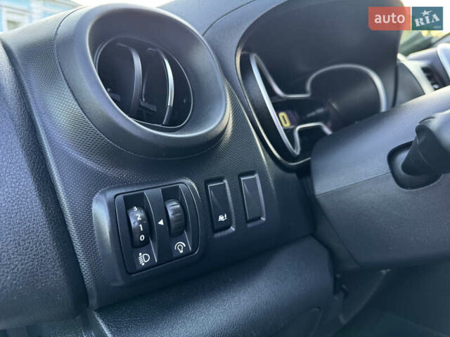 Белый Рено Трафик, объемом двигателя 2 л и пробегом 96 тыс. км за 20550 $, фото 21 на Automoto.ua