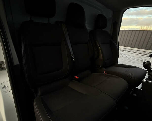 Белый Рено Трафик, объемом двигателя 2 л и пробегом 118 тыс. км за 18700 $, фото 44 на Automoto.ua