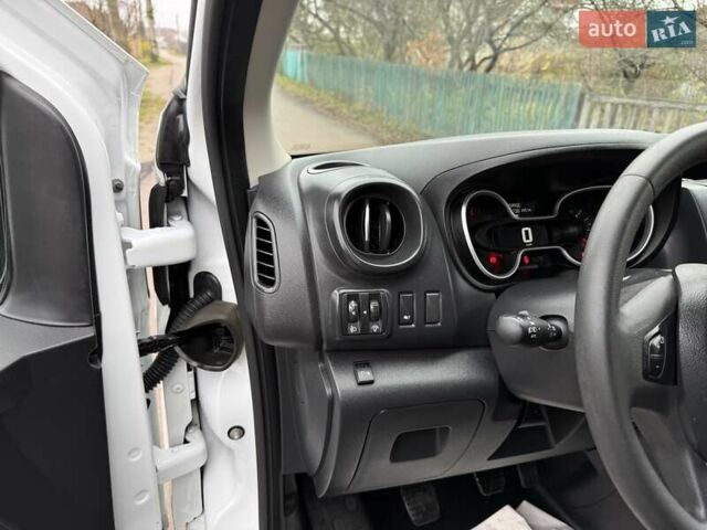 Белый Рено Трафик, объемом двигателя 2 л и пробегом 49 тыс. км за 21000 $, фото 12 на Automoto.ua