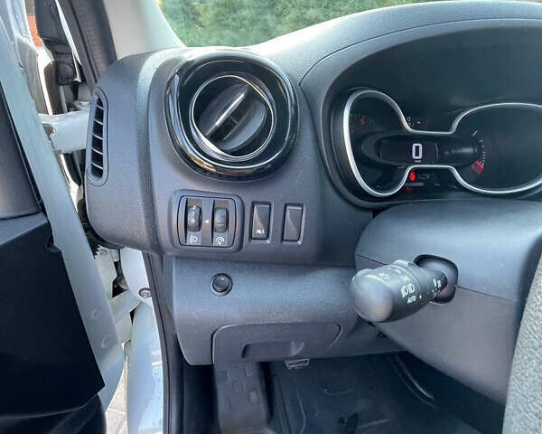 Белый Рено Трафик, объемом двигателя 2 л и пробегом 177 тыс. км за 14700 $, фото 5 на Automoto.ua