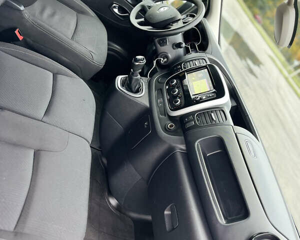 Белый Рено Трафик, объемом двигателя 2 л и пробегом 201 тыс. км за 16200 $, фото 53 на Automoto.ua