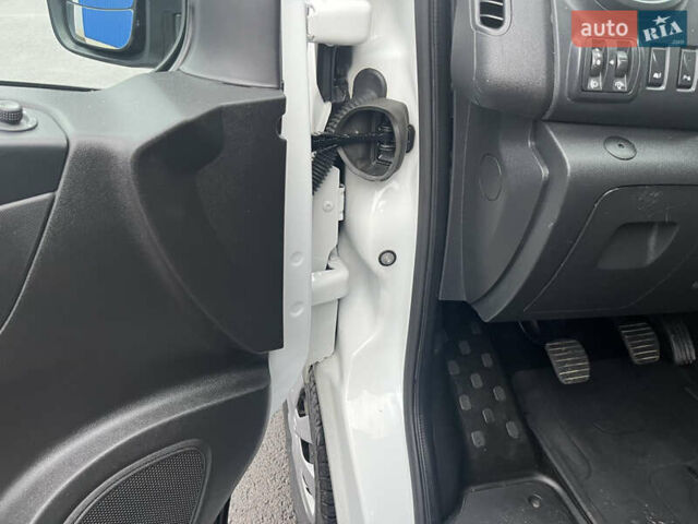 Белый Рено Трафик, объемом двигателя 2 л и пробегом 166 тыс. км за 16890 $, фото 31 на Automoto.ua