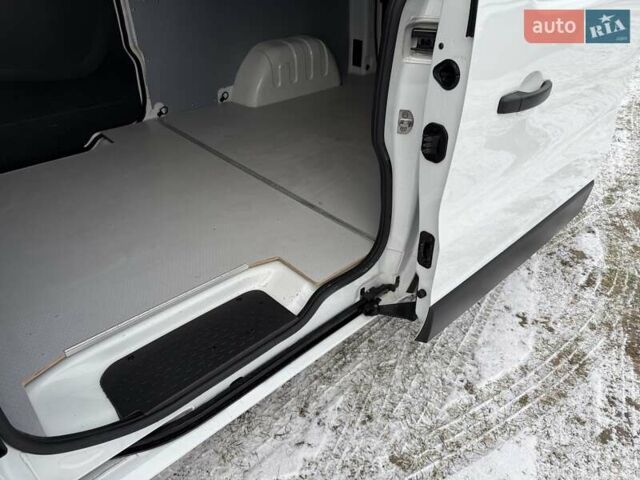 Белый Рено Трафик, объемом двигателя 2 л и пробегом 50 тыс. км за 21300 $, фото 11 на Automoto.ua