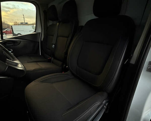 Белый Рено Трафик, объемом двигателя 2 л и пробегом 118 тыс. км за 18700 $, фото 43 на Automoto.ua