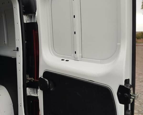 Белый Рено Трафик, объемом двигателя 0 л и пробегом 188 тыс. км за 16000 $, фото 1 на Automoto.ua