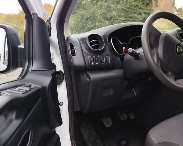 Белый Рено Трафик, объемом двигателя 0 л и пробегом 188 тыс. км за 16000 $, фото 11 на Automoto.ua