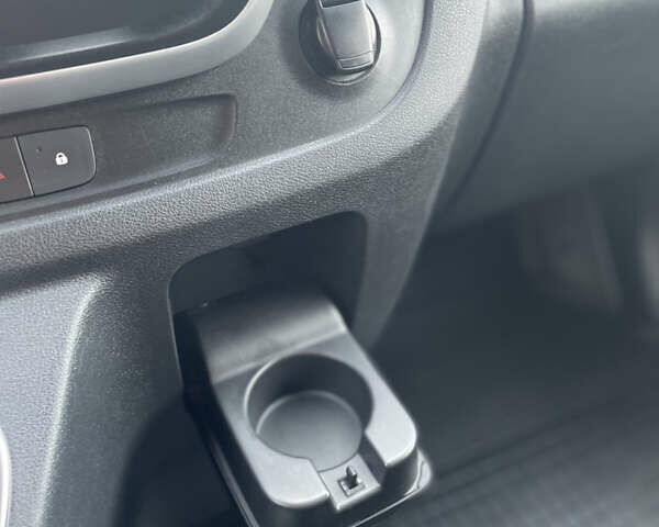 Белый Рено Трафик, объемом двигателя 2 л и пробегом 205 тыс. км за 16999 $, фото 26 на Automoto.ua