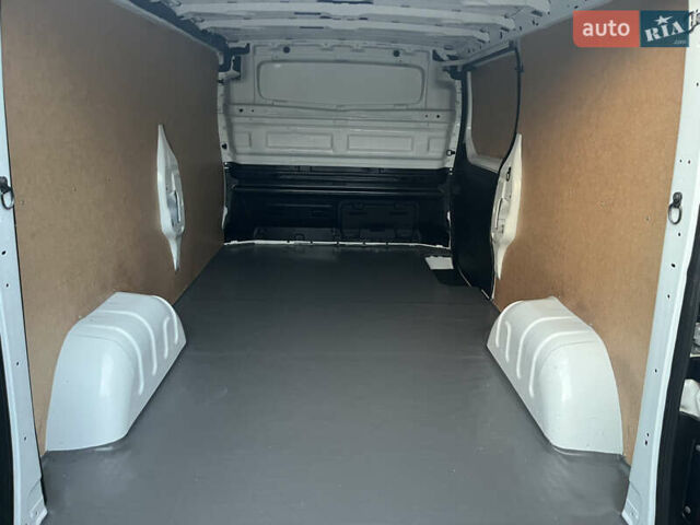 Белый Рено Трафик, объемом двигателя 2 л и пробегом 166 тыс. км за 16890 $, фото 22 на Automoto.ua