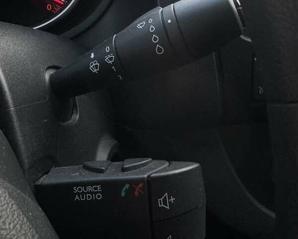 Белый Рено Трафик, объемом двигателя 1.6 л и пробегом 206 тыс. км за 16700 $, фото 42 на Automoto.ua