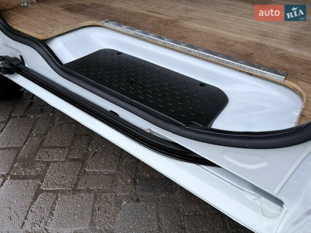 Белый Рено Трафик, объемом двигателя 2 л и пробегом 259 тыс. км за 16400 $, фото 76 на Automoto.ua