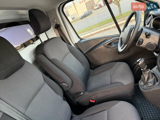 Белый Рено Трафик, объемом двигателя 2 л и пробегом 130 тыс. км за 18999 $, фото 47 на Automoto.ua