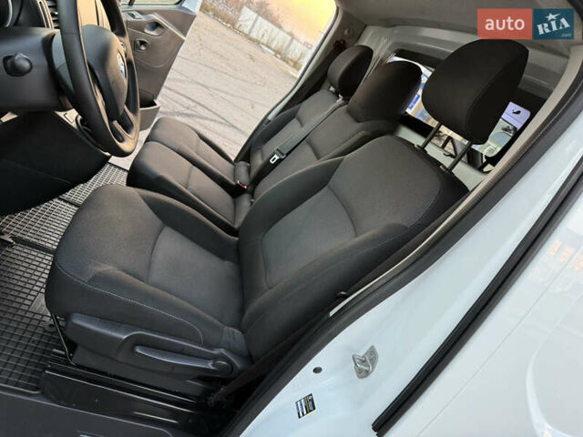 Белый Рено Трафик, объемом двигателя 2 л и пробегом 130 тыс. км за 18999 $, фото 66 на Automoto.ua