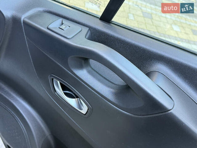 Белый Рено Трафик, объемом двигателя 2 л и пробегом 114 тыс. км за 18200 $, фото 61 на Automoto.ua