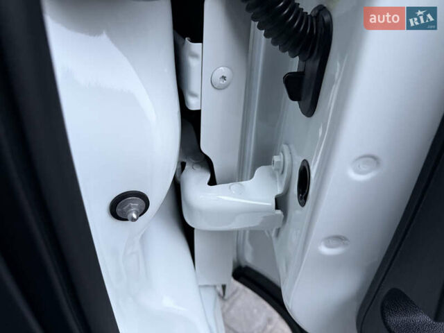 Белый Рено Трафик, объемом двигателя 2 л и пробегом 259 тыс. км за 16400 $, фото 63 на Automoto.ua