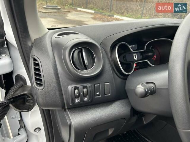 Белый Рено Трафик, объемом двигателя 2 л и пробегом 189 тыс. км за 17900 $, фото 15 на Automoto.ua