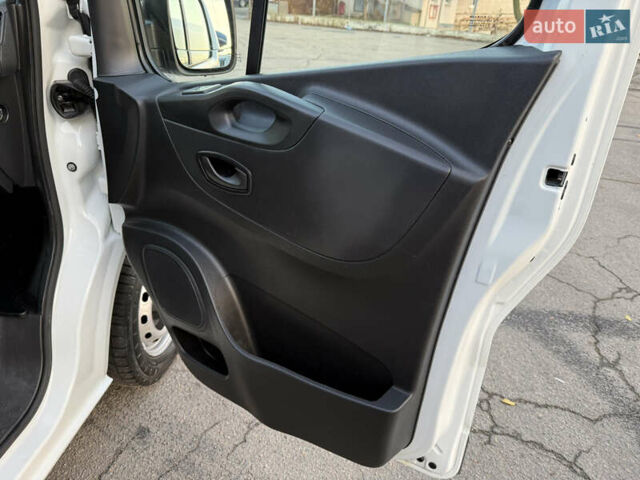Белый Рено Трафик, объемом двигателя 2 л и пробегом 130 тыс. км за 18999 $, фото 43 на Automoto.ua