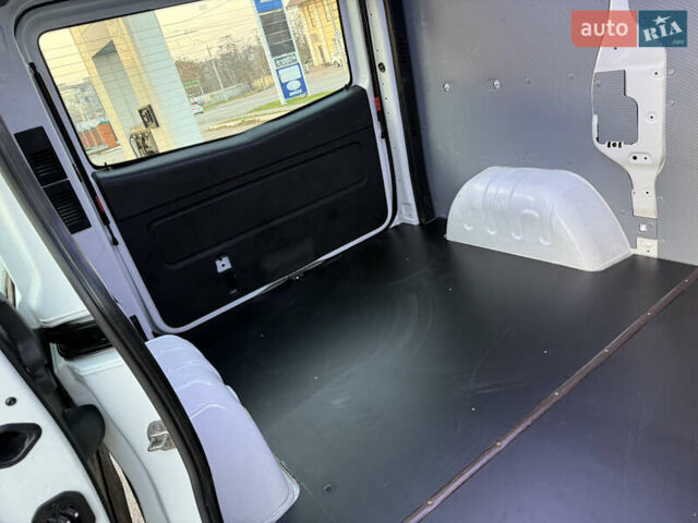 Белый Рено Трафик, объемом двигателя 2 л и пробегом 130 тыс. км за 18999 $, фото 58 на Automoto.ua