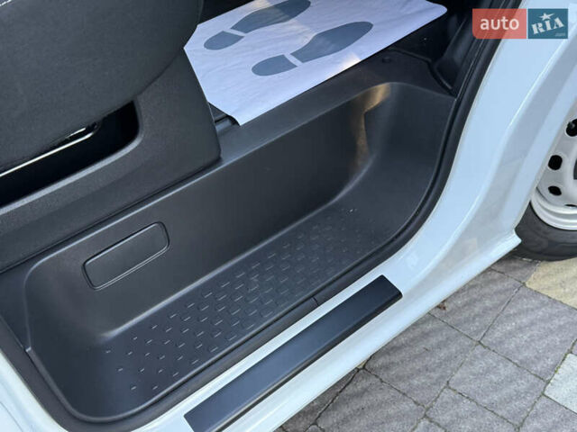 Белый Рено Трафик, объемом двигателя 2 л и пробегом 114 тыс. км за 18200 $, фото 62 на Automoto.ua