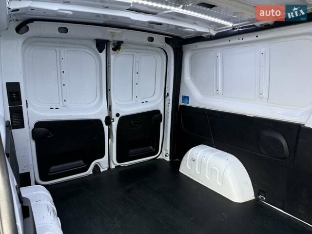 Белый Рено Трафик, объемом двигателя 2 л и пробегом 166 тыс. км за 19700 $, фото 38 на Automoto.ua