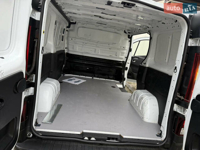Белый Рено Трафик, объемом двигателя 2 л и пробегом 116 тыс. км за 17700 $, фото 48 на Automoto.ua