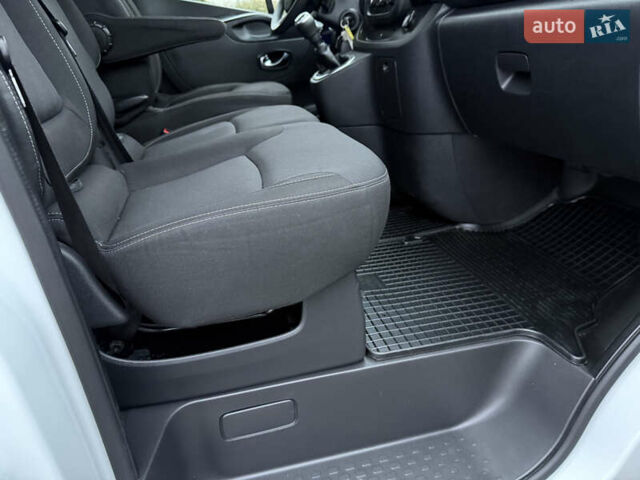 Белый Рено Трафик, объемом двигателя 2 л и пробегом 259 тыс. км за 16400 $, фото 54 на Automoto.ua