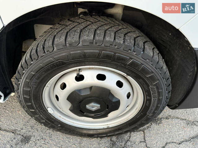 Белый Рено Трафик, объемом двигателя 2 л и пробегом 130 тыс. км за 18999 $, фото 38 на Automoto.ua