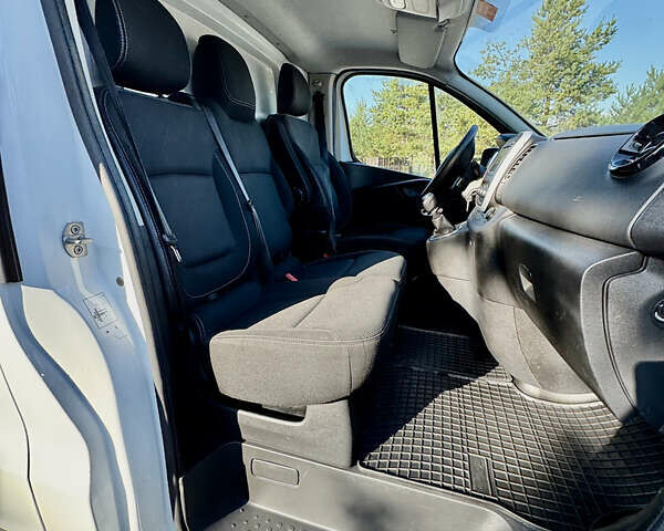 Белый Рено Трафик, объемом двигателя 2 л и пробегом 182 тыс. км за 17673 $, фото 49 на Automoto.ua