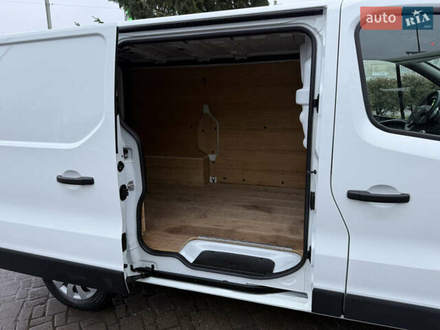 Белый Рено Трафик, объемом двигателя 2 л и пробегом 259 тыс. км за 16400 $, фото 74 на Automoto.ua