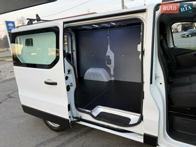 Белый Рено Трафик, объемом двигателя 2 л и пробегом 130 тыс. км за 18999 $, фото 62 на Automoto.ua