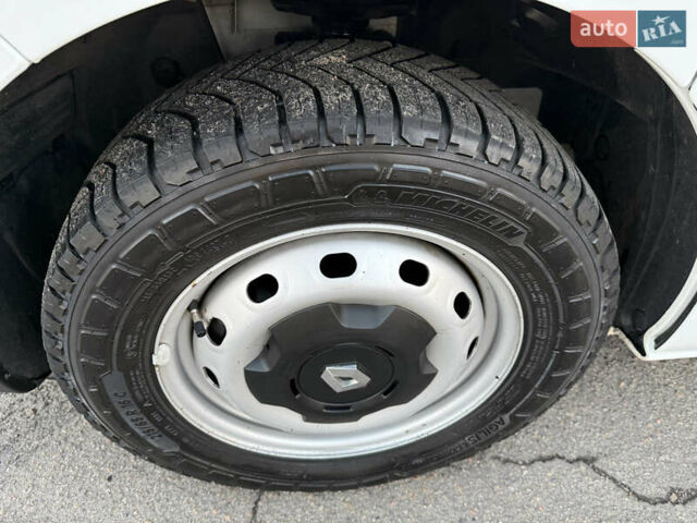 Белый Рено Трафик, объемом двигателя 2 л и пробегом 130 тыс. км за 18999 $, фото 41 на Automoto.ua