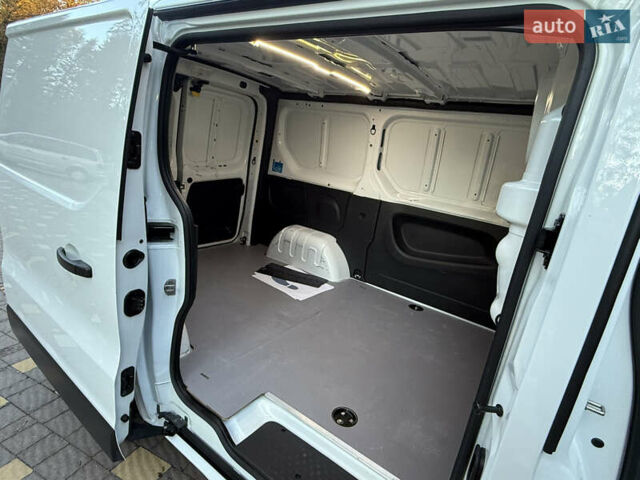 Белый Рено Трафик, объемом двигателя 2 л и пробегом 114 тыс. км за 18200 $, фото 63 на Automoto.ua
