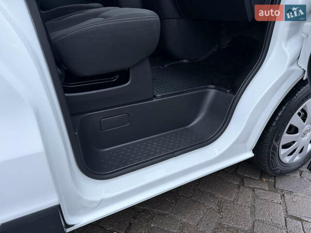 Белый Рено Трафик, объемом двигателя 2 л и пробегом 259 тыс. км за 16400 $, фото 53 на Automoto.ua