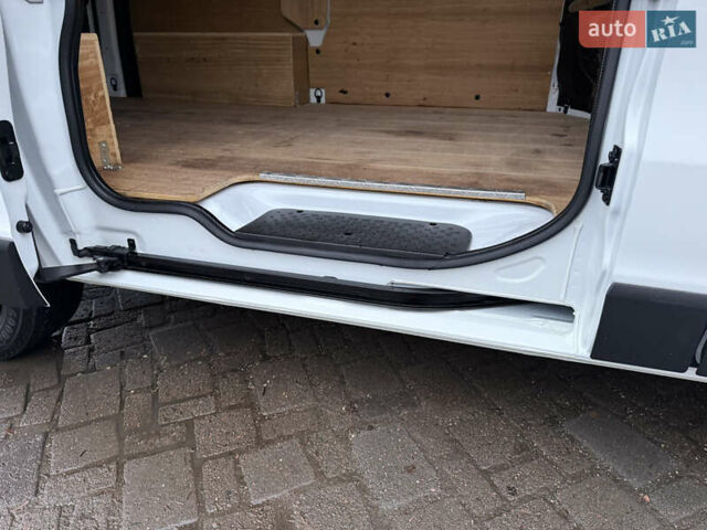 Белый Рено Трафик, объемом двигателя 2 л и пробегом 259 тыс. км за 16400 $, фото 75 на Automoto.ua