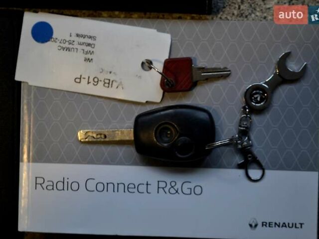 Белый Рено Трафик, объемом двигателя 2 л и пробегом 236 тыс. км за 16900 $, фото 166 на Automoto.ua