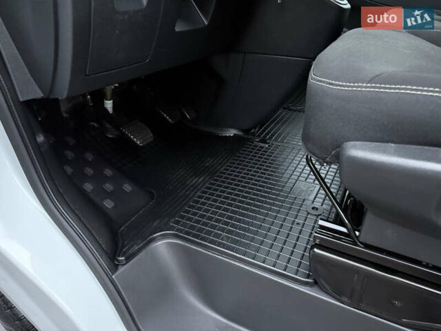 Белый Рено Трафик, объемом двигателя 2 л и пробегом 259 тыс. км за 16400 $, фото 41 на Automoto.ua