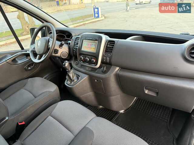 Белый Рено Трафик, объемом двигателя 2 л и пробегом 130 тыс. км за 18999 $, фото 2 на Automoto.ua