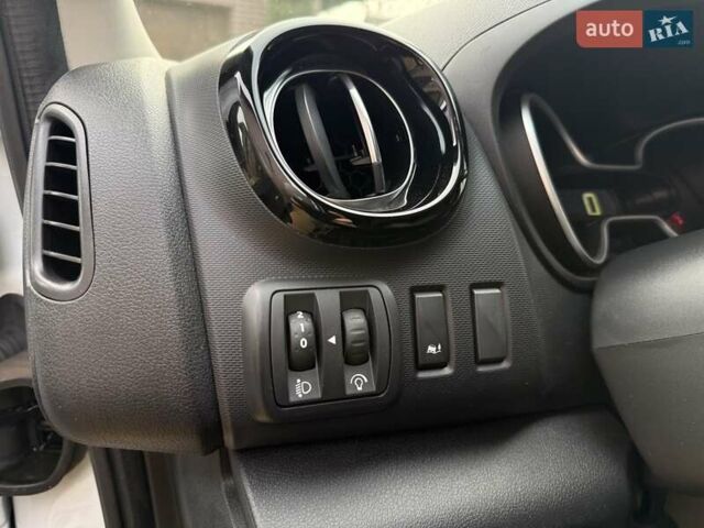 Белый Рено Трафик, объемом двигателя 2 л и пробегом 240 тыс. км за 15800 $, фото 31 на Automoto.ua