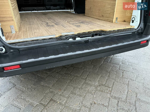 Белый Рено Трафик, объемом двигателя 2 л и пробегом 259 тыс. км за 16400 $, фото 69 на Automoto.ua