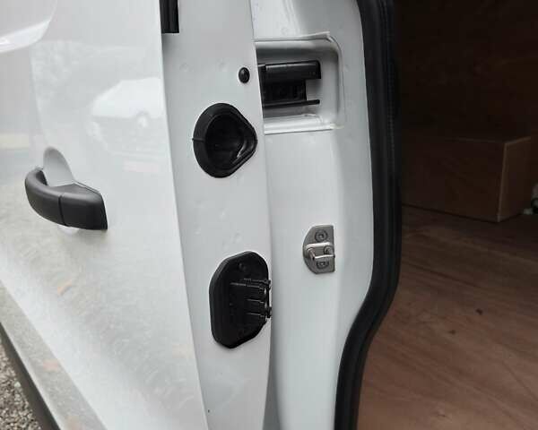 Белый Рено Трафик, объемом двигателя 2 л и пробегом 204 тыс. км за 18700 $, фото 32 на Automoto.ua