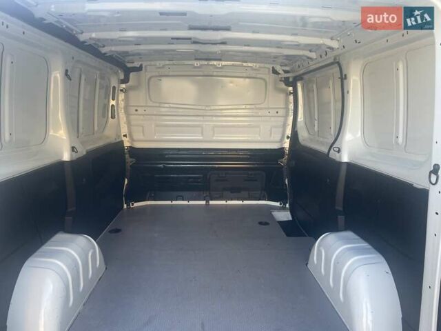 Белый Рено Трафик, объемом двигателя 2 л и пробегом 210 тыс. км за 16899 $, фото 6 на Automoto.ua