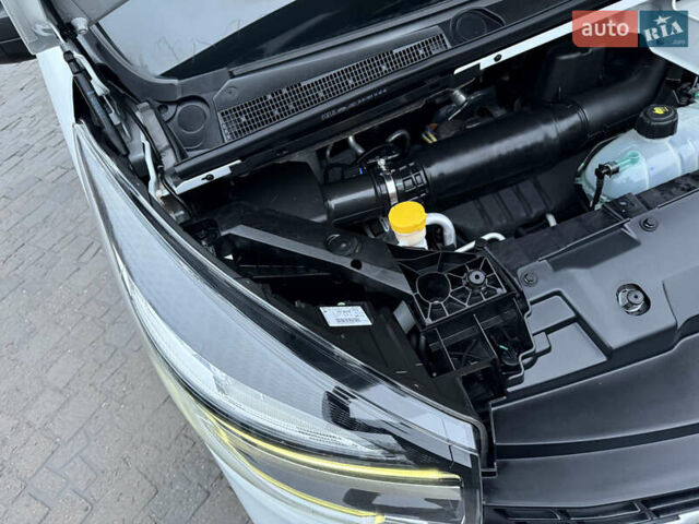 Белый Рено Трафик, объемом двигателя 2 л и пробегом 259 тыс. км за 16400 $, фото 86 на Automoto.ua