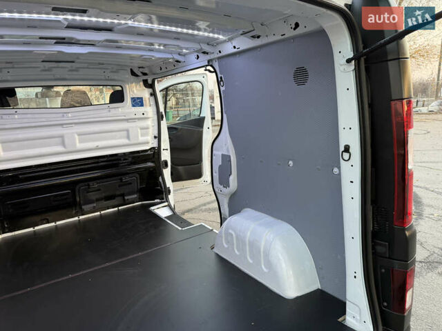 Белый Рено Трафик, объемом двигателя 2 л и пробегом 130 тыс. км за 18999 $, фото 84 на Automoto.ua