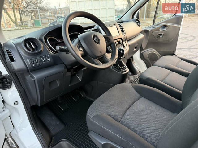 Белый Рено Трафик, объемом двигателя 2 л и пробегом 130 тыс. км за 18999 $, фото 74 на Automoto.ua