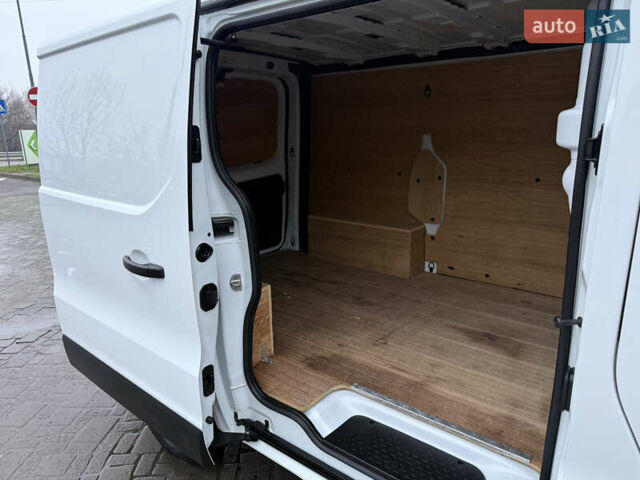 Белый Рено Трафик, объемом двигателя 2 л и пробегом 259 тыс. км за 16400 $, фото 77 на Automoto.ua