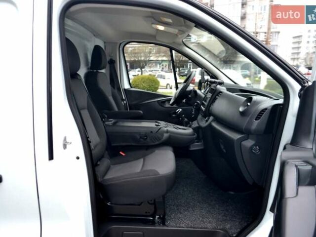 Белый Рено Трафик, объемом двигателя 2 л и пробегом 236 тыс. км за 16900 $, фото 130 на Automoto.ua