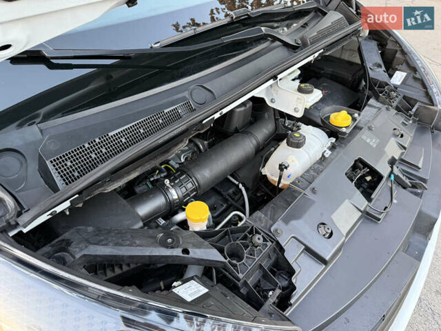 Белый Рено Трафик, объемом двигателя 2 л и пробегом 130 тыс. км за 18999 $, фото 92 на Automoto.ua